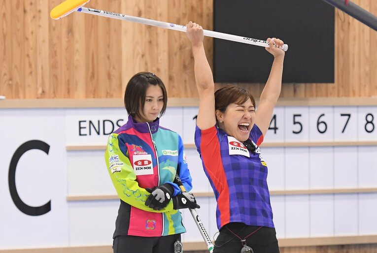 雌雄決した瞬間、喜びを爆発させるロコ・ソラーレ吉田知那美の背後で、吉村は厳しい表情を見せた　©JCA IDE