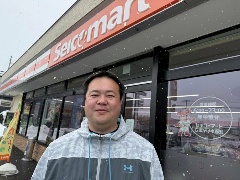 【1年後】現在の島影さん（今年2月撮影）。「セイコーマート」を経営している ©Yuji Yanagawa