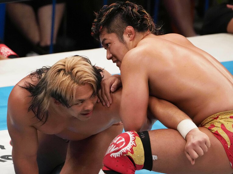 大岩陵平の腕を取る上村優也　©Masashi Hara