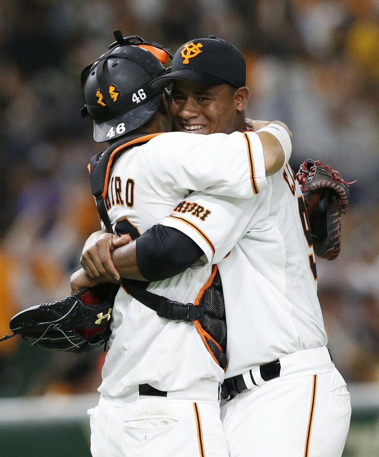 初完封勝利を挙げ、バッテリーを組んだ捕手・大城と抱き合うメルセデス（18年8月24日）©︎JIJI PRESS