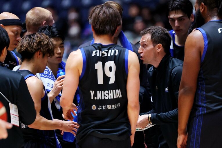 NBAワシントン・ウィザーズなどでアシスタントコーチを歴任し、2023年からシーホース三河のヘッドコーチを務めるライアン・リッチマン。日本代表では吉本ともにアシスタントコーチを兼任する　©︎Naoki Nishimura/AFLO SPORT