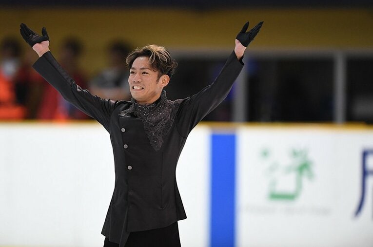 フリーが終わって、高橋大輔のこの笑顔！　次戦は11月初旬の西日本選手権で、年末の全日本選手権の出場権を争う。 ／ photograph by Asami Enomoto