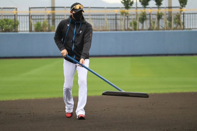 黒マスク姿の新庄監督　©Kou Hiroo