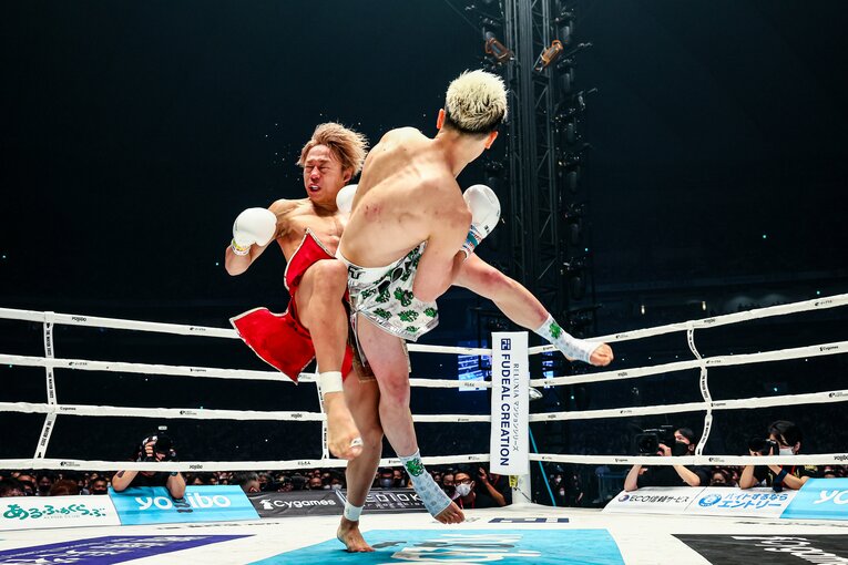 那須川天心の胴回し回転蹴り（連続写真）　©THE MATCH 2022/Susumu Nagao