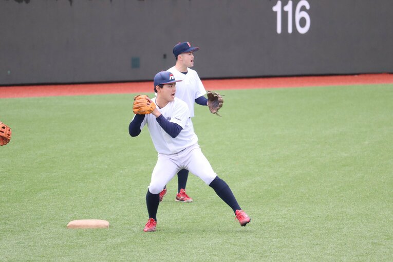 高校時代は外野を守っていたという佐々木。大学ではファースト→サードを経て現在のショートに　©Genki Taguchi