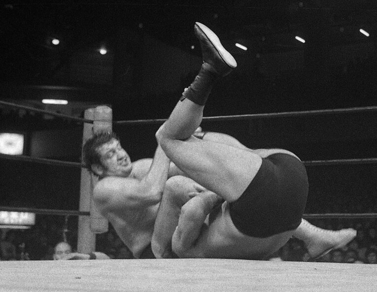 1975年12月11日（蔵前国技館）NWF世界ヘビー級選手権「アントニオ猪木vsビル・ロビンソン」　猪木がなんとかドローに持ち込み、防衛に成功するが、ロビンソンの引き出しの多さに苦戦を強いられた　©︎Sankei Shimbun