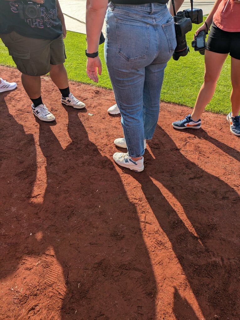 試合前のフィールドにいるファンたち　©Shoko Mizutsugi　