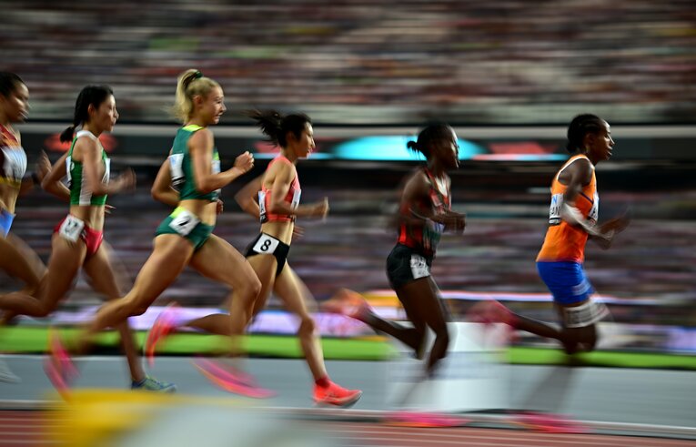 レースは中盤からハイペースの展開に　©︎EPA=JIJI PRESS