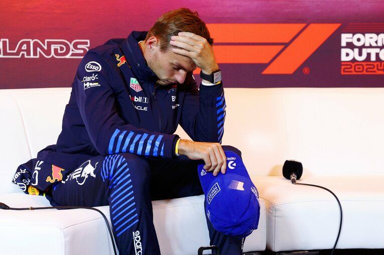 オランダGP決勝後の会見前、文字通り頭を抱えたフェルスタッペン。ランク2位ノリスとの差は80点にまで縮まった ／ photograph by Getty Images