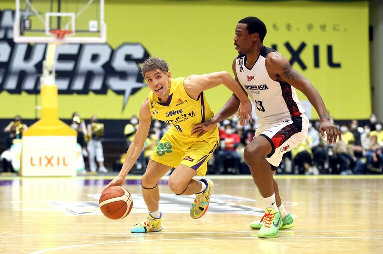 トム・ホーバスが指揮する日本代表にも選出されている、チームの司令塔のベンドラメ（左）