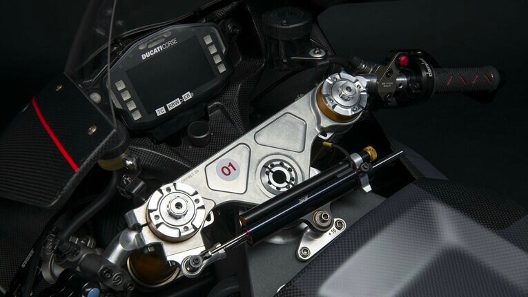 V21Lのトップブリッジ付近　photograph by Ducati