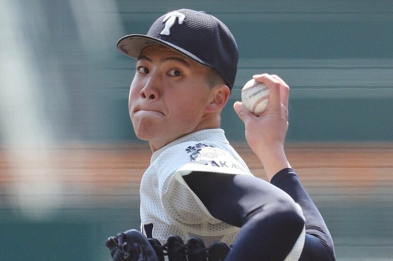 今大会で大阪桐蔭のエースナンバーを背負う平嶋桂知。187cmの長身で鞭のようにしなる腕から投じられるMAX154kmの速球が武器 ／ photograph by JIJI PRESS