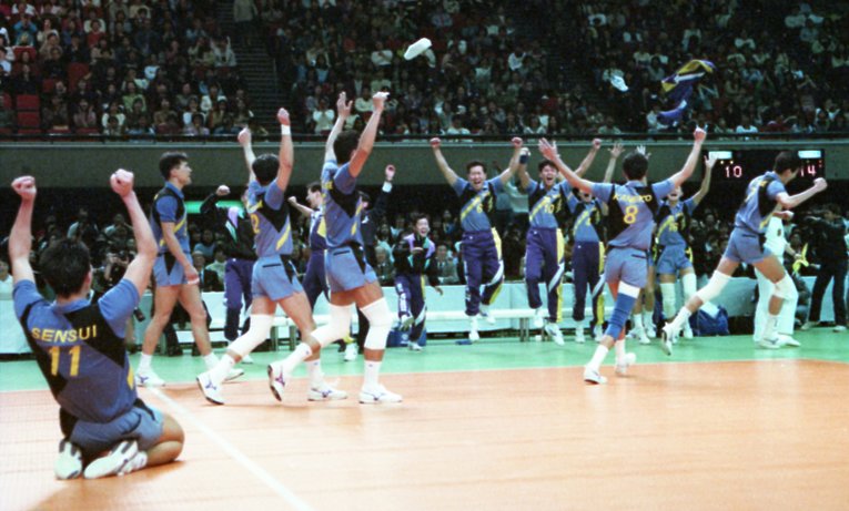 第25回日本リーグで優勝したNECブルーロケッツ。リードブロックシステムがチームを変えた　©︎KYODO