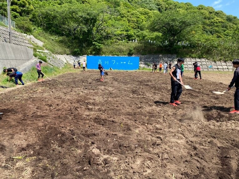 農業部の作業シーン　©︎Takagawa Gakuen