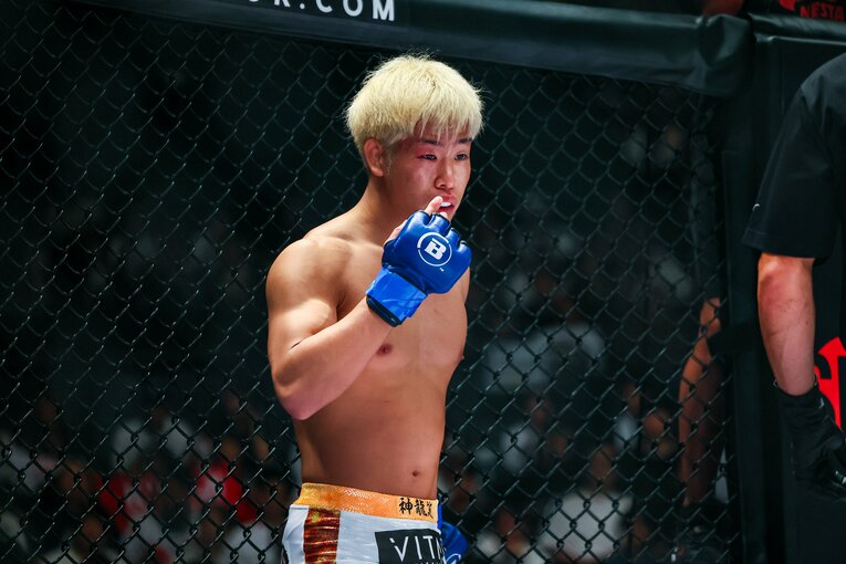 アクシデント直後の神龍。右目が赤く腫れ上がっているのが分かる　©RIZIN FF Susumu Nagao