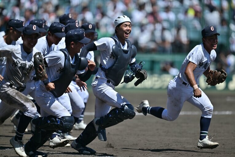 沖縄尚学、歓喜のダッシュ　©Hideki Sugiyama