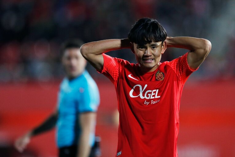 久保建英の“劇的決勝ゴール後に消えた疾走”は「客席に飛び込みたかったけど高すぎて無理」だった？《カメラマンが見た真相》(35)