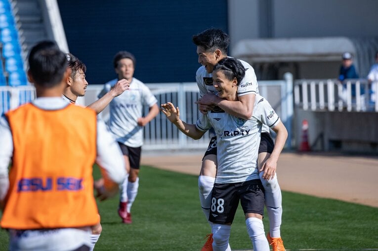 3月19日の第5節アビスパ福岡戦。今季2点目を決めた小野瀬康介を祝福するチームメイトたち　©SHONAN BELLMARE