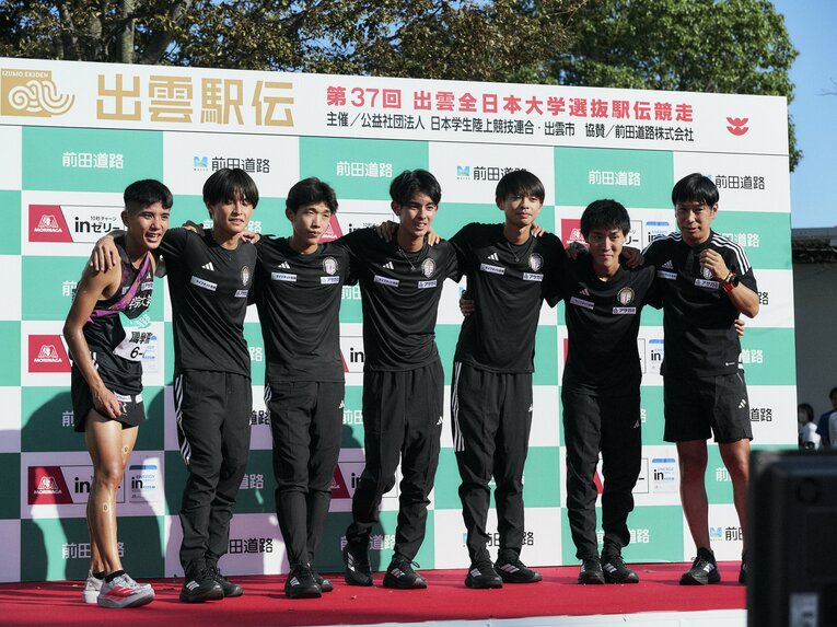 出雲駅伝を制して喜ぶ国学院大チーム　©Yuki Suenaga