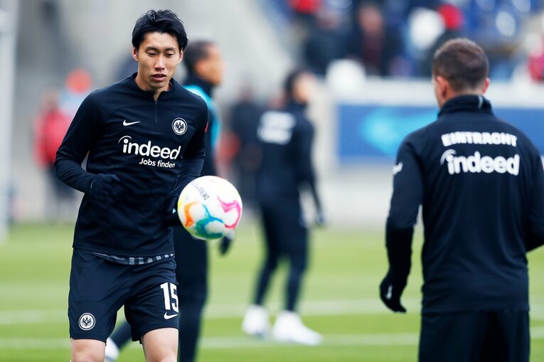 「1年前はJ2→ドイツ5部」上月壮一郎22歳の堂々1部デビュー…長谷部誠と握手、鎌田大地vs吉田麻也のW杯組対決も〈現地撮影〉(8)