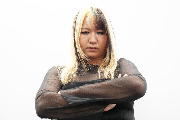 ポーズを取る渡辺桃　©Essei Hara