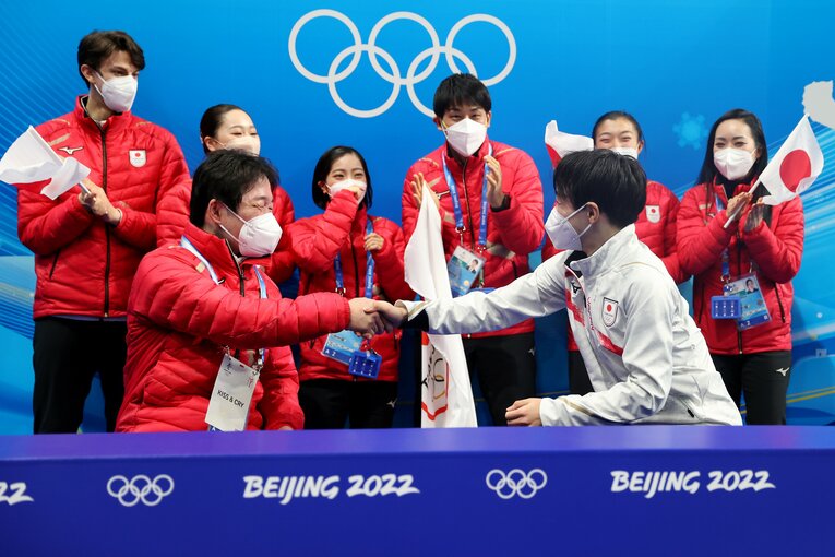 キス＆クライでは、力強く握手を交わす場面も