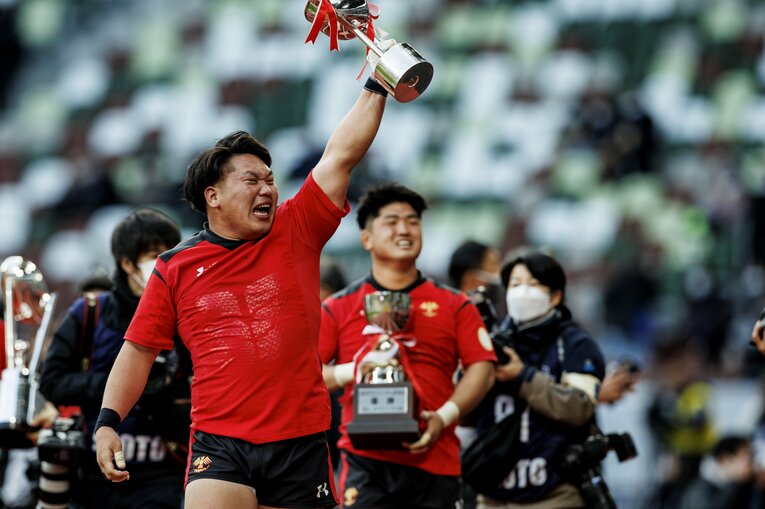 優勝杯を掲げる主将・PR細木康太郎（4年）　©︎Kiichi Matsumoto