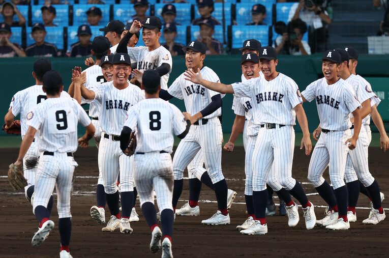 立命館宇治に逆転勝ちし、喜ぶ有明の選手たち ／ photograph by JIJI PRESS