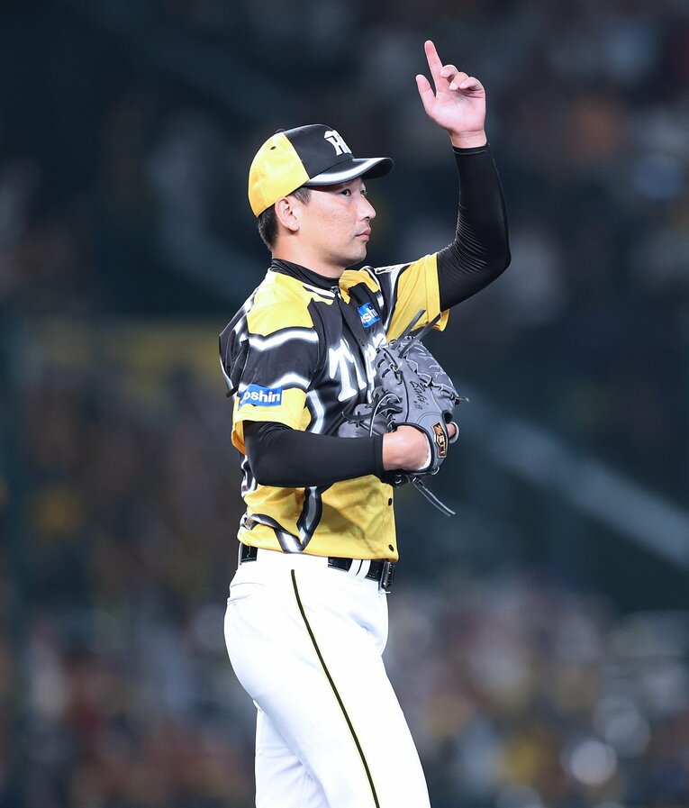 7月25日の追悼試合では天を指さした岩崎。7月18日に亡くなった横田に捧げるセーブとなった　©JIJI PRESS
