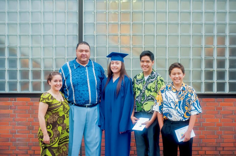'16年6月の長女の高校卒業式。これが家族5人が立って写っている最後の写真になった　©︎Christine Reiko Akebono 