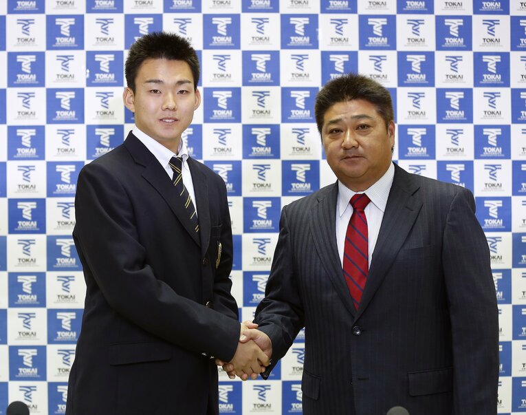 2015年ドラフトで中日に1位指名された小笠原慎之介投手と門馬監督　©JIJI PRESS