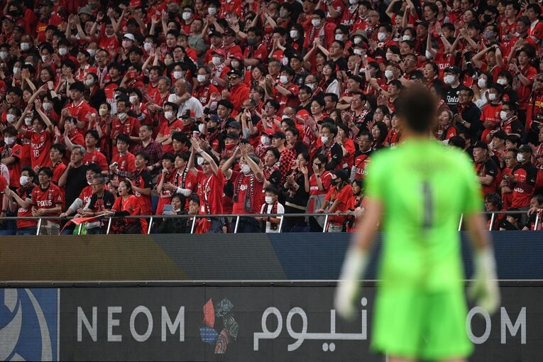 時間とともに立ち上がる人が増えていったバックスタンド