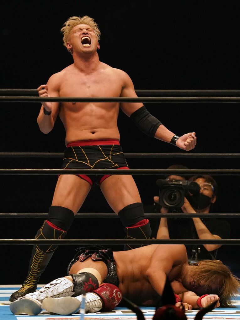 内藤を追い込み、雄叫びをあげるオカダ