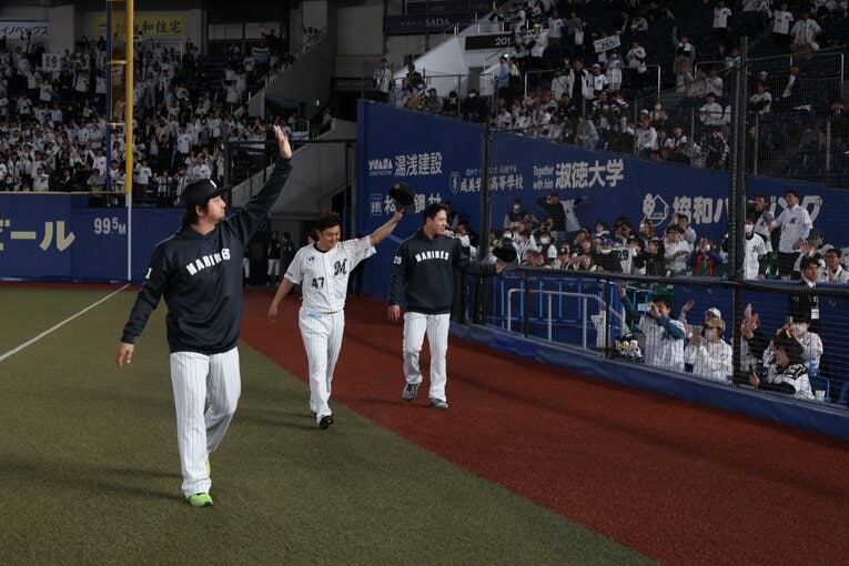 ロッテファンの声援に応える澤村。マリンに特別な時間が流れた　©︎Chiba Lotte Marines