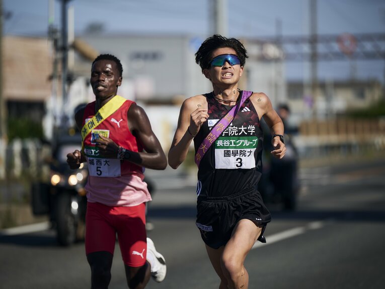 第56回全日本大学駅伝、3区で城西大のヴィクター・キムタイと競り合う國學院大の辻原輝（2年）　©Yuki Suenaga