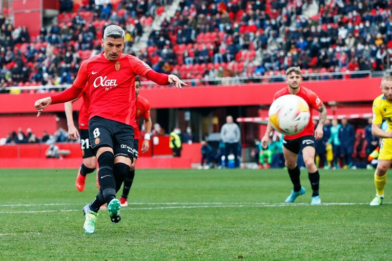 「クボはファウル覚悟で止めなければ」 残留争いで久保建英が大仕事…辛口のタクシー運転手もニコリ〈カメラマン現地取材〉(17)