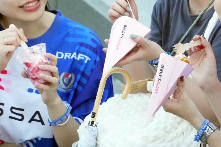 思い思いにスタジアムグルメを楽しむサポーター