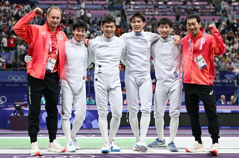 東京五輪での金メダルに続き、パリでも銀メダルを獲得した男子エペ団体。山田優（写真右から3人目）が明かす「家族」のようなチームの絆とは ／ photograph by MATSUO.K/AFLO SPORT