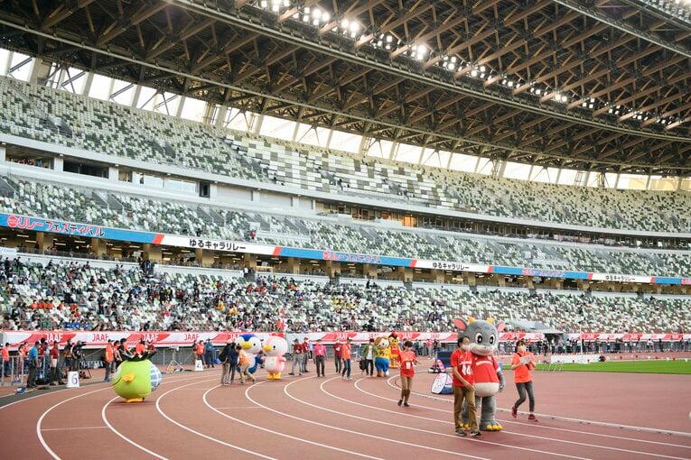 手を引かれてスタートラインにつくゆるキャラたち　©Hirofumi Kamaya