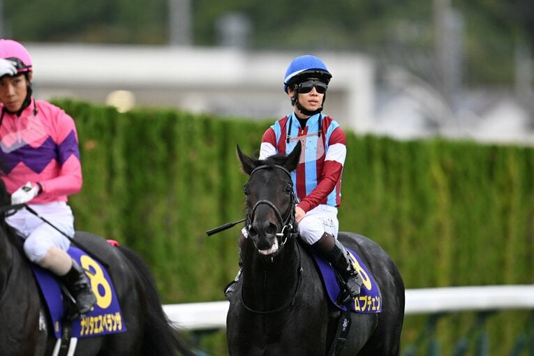 レース後のロブチェンと松山弘平。14着というまさかの結果に憔悴していた　©Keiji Ishikawa