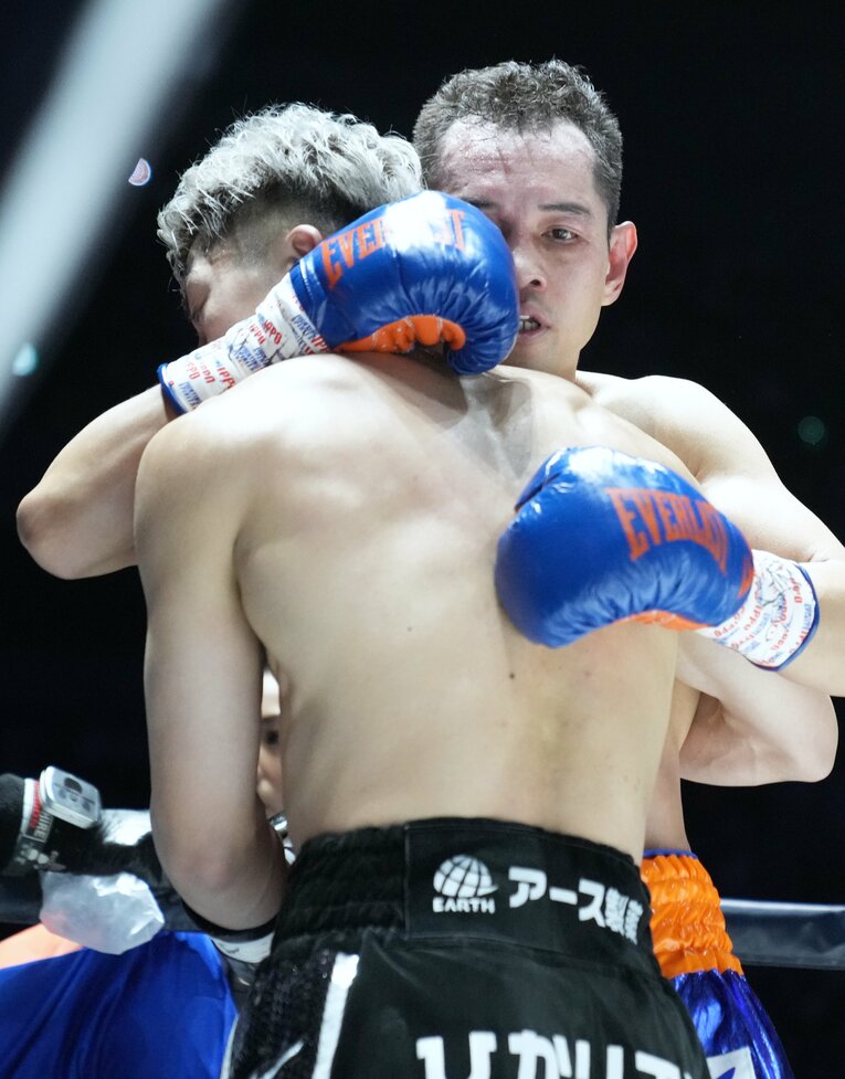 試合後、健闘を称え合う井上とドネア　©Naoki Fukuda