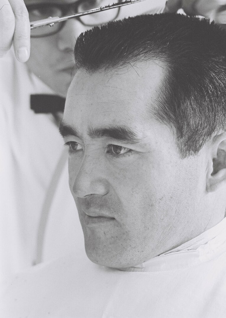 激レアな散髪姿　©BUNGEISHUNJU