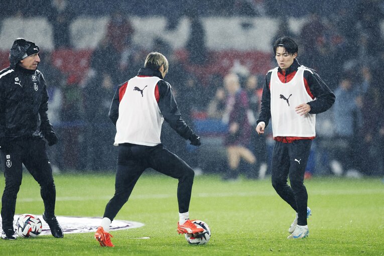 「PSGをブ然とさせた」中村敬斗ゴール＆お膳立て伊東純也が喜ぶ“会心の1枚”「関根大輝も試合後…」ランス“日本人3兄弟”を現場で撮った(3)
