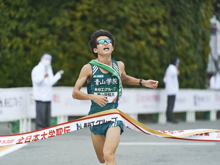 箱根駅伝の前哨戦、全日本大学駅伝で最終アンカーを任された飯田。駒大・花尾とのデッドヒートの末に惜しくも敗れている　©Yuki Suenaga