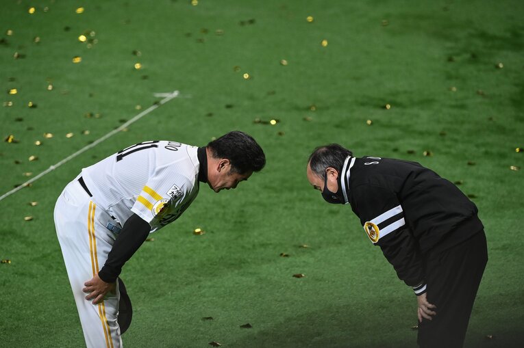 日本シリーズ終了後、挨拶をする工藤監督と孫正義オーナー　(C)Nanae Suzuki