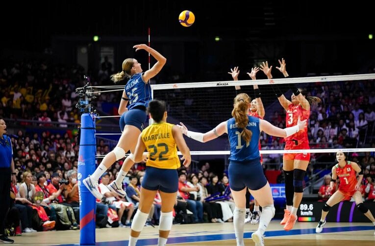 栄絵里香、島村春世（VNLブラジル戦）　©︎Volleyball World