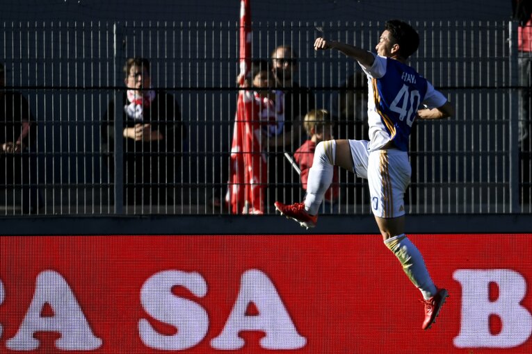 移籍後初ゴールを奪って喜びを爆発させる川辺。仲間たちが駆け寄るシーンは、チームに馴染んでいることを証明していた　©︎freshfocus/AFLO