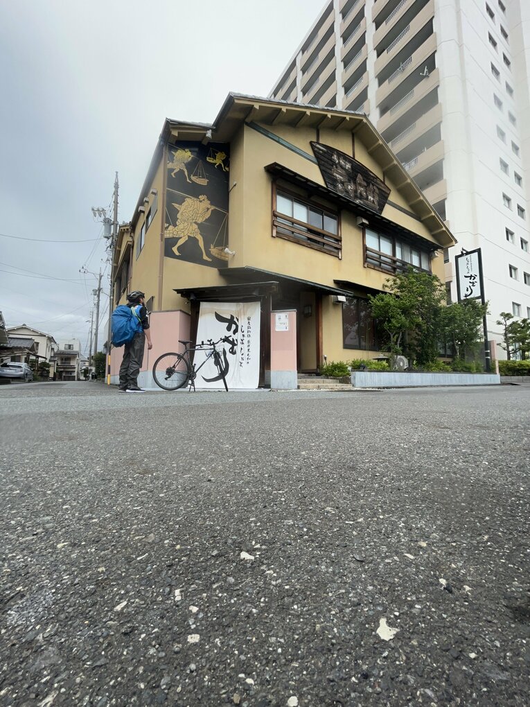 目当てのひとつだった「しゃぶしゃぶ　かむり」は営業時間外（小野田治矢さん提供）