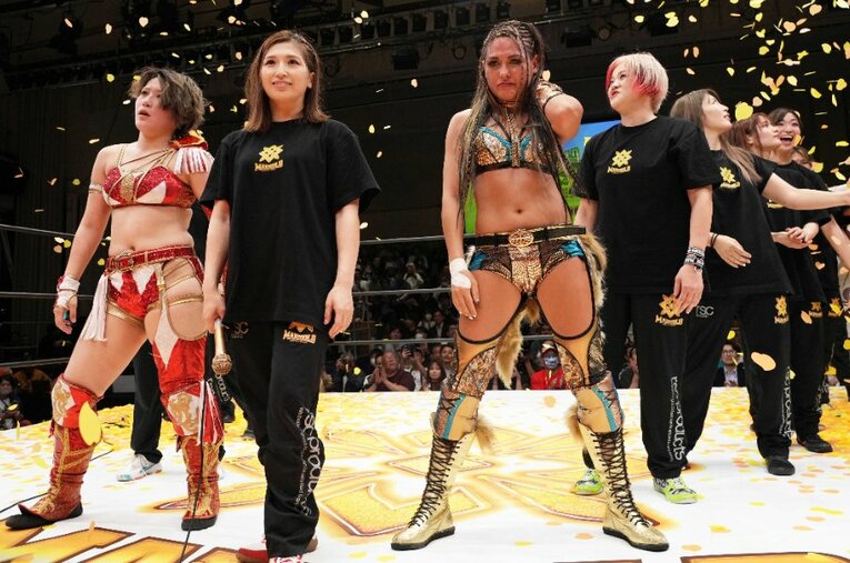 5月20日、マリーゴールド旗揚げ戦エンディングでの選手たち ／ photograph by Essei Hara