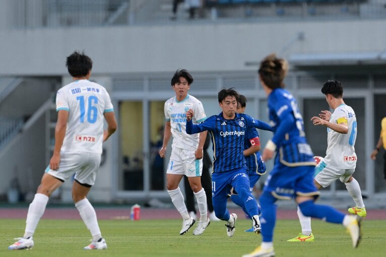 筑波大戦で負傷退場した安居　©FCMZ